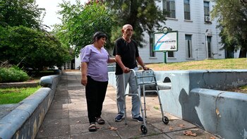 Una de las cuidadoras en