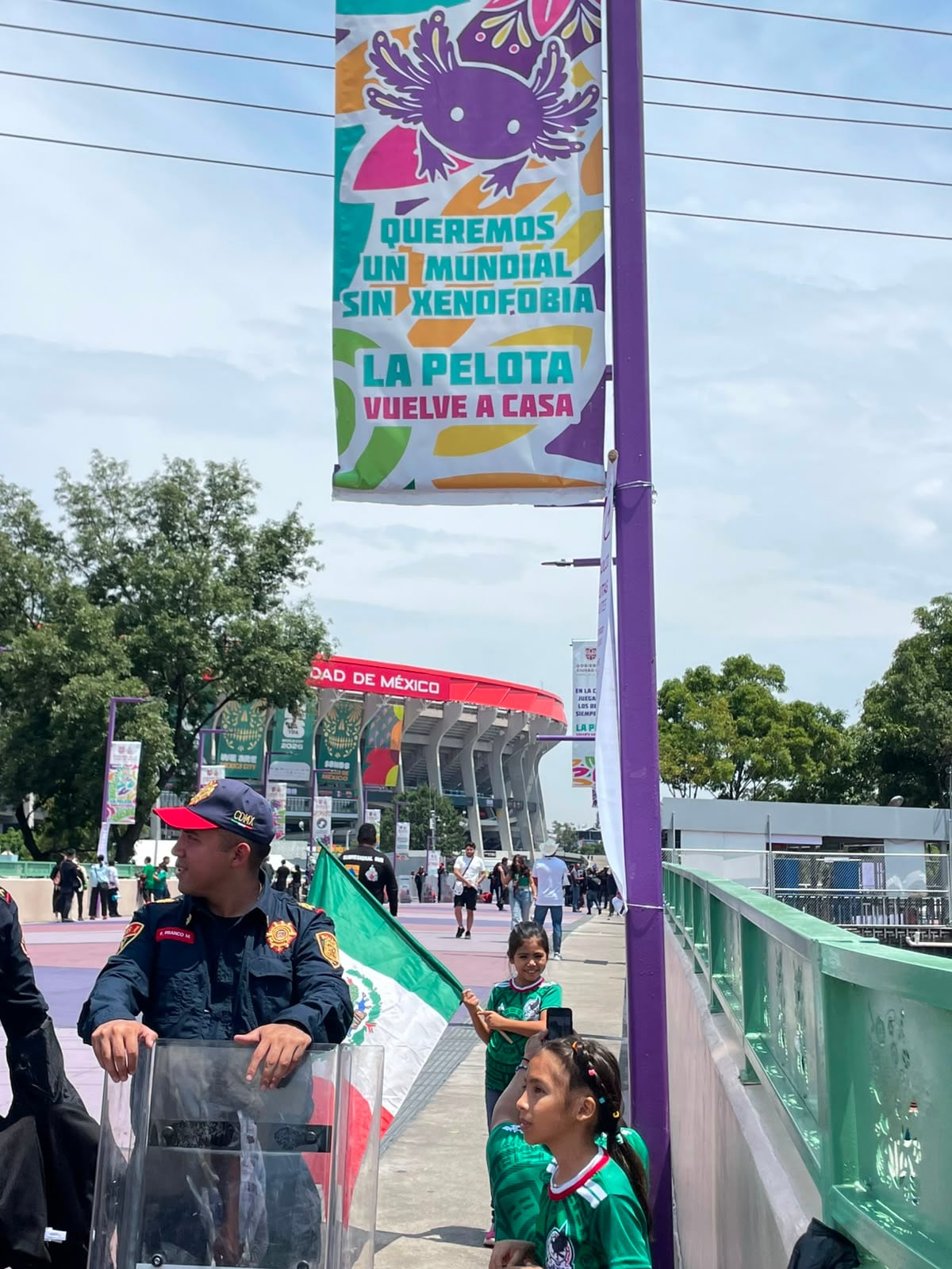 Aficionados comienzan a llegar al Estadio Ciudad de México. ( Luis Mote Nava - Infobae México)