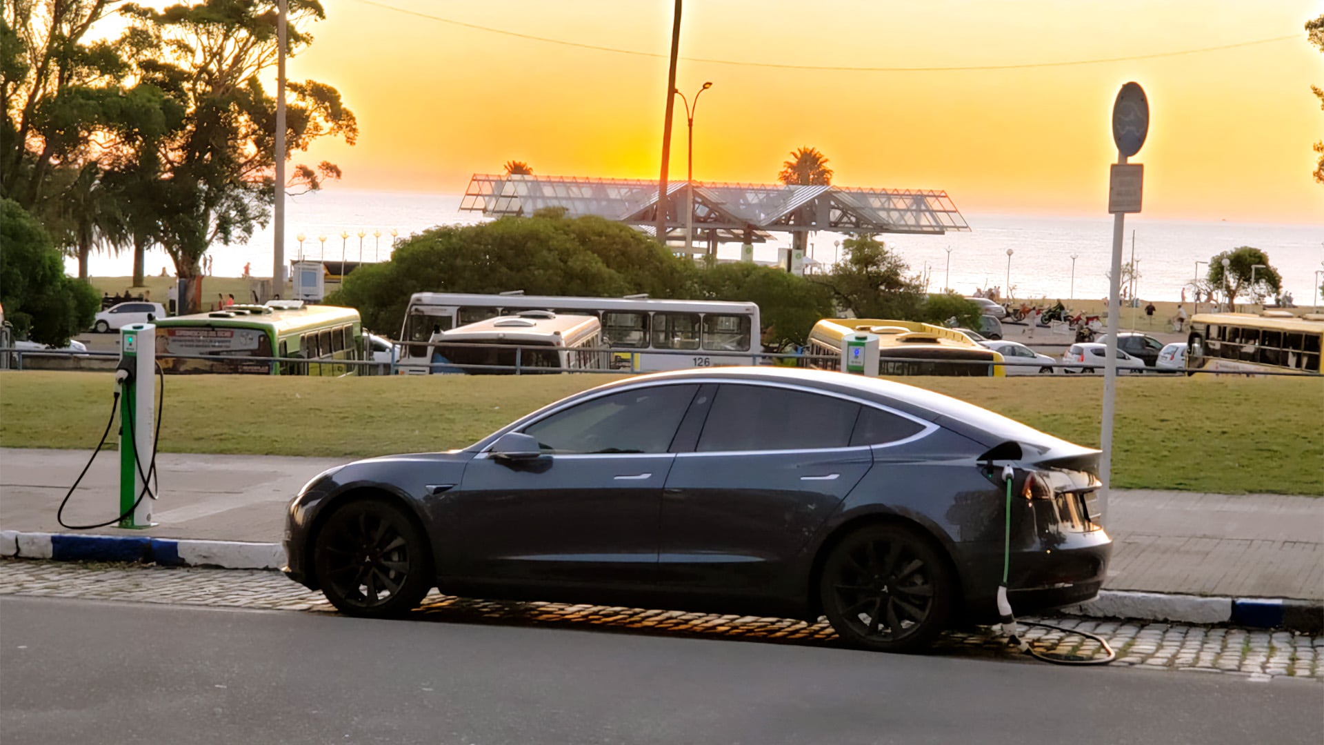 La clave estratégica de empezar por Uruguay: por qué Tesla está cada vez más cerca de vender autos en la Argentina