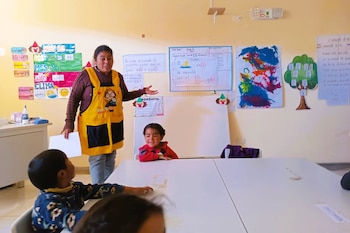 As aulas são ministradas em salas temporárias instaladas em Tambo Huacas Alto, enquanto as instalações educacionais da cidade estão em construção.