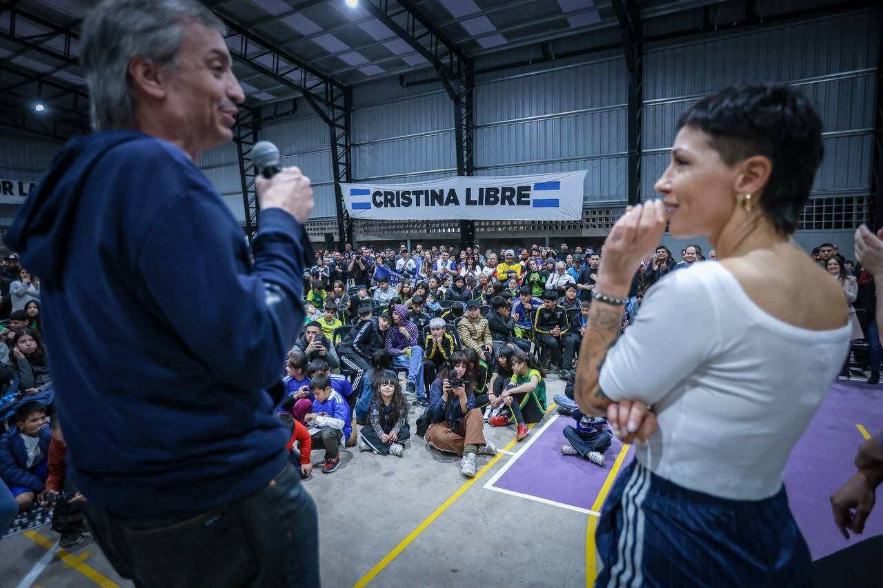 Máximo Kirchner junto a Mayra Mendoza en una actividad de campaña realizada en Quilmes