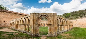 Los arcos del claustro del Monasterio de San Juan de Duero en Soria (Wikimedia Commons)