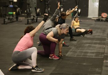 Varias personas realizan ejercicio en