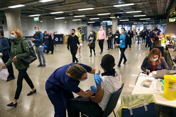 Vacunación en Londres (Reuters)