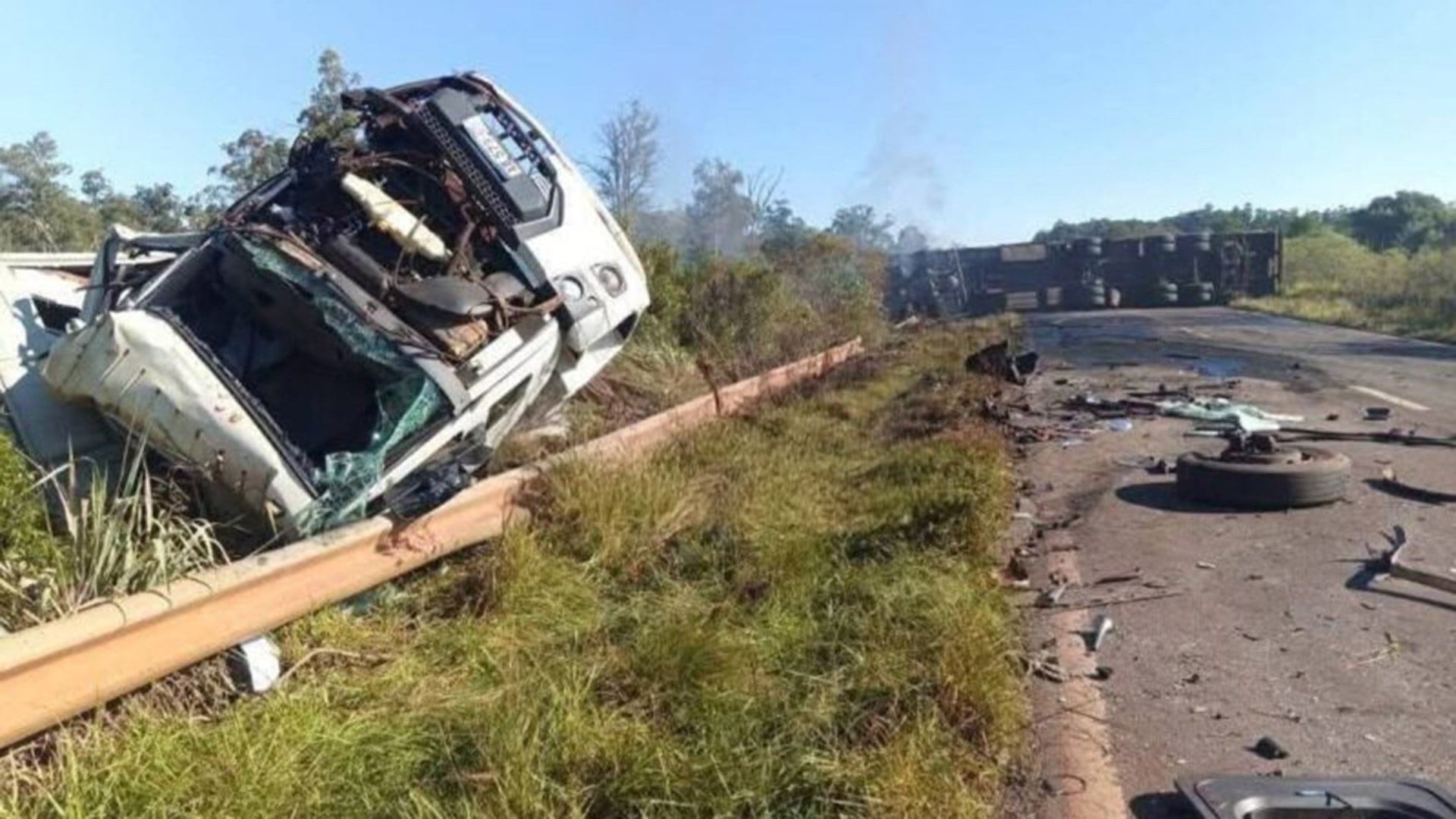 Uno de los camiones involucrados en el choque sobre la Ruta Nacional 14 volcó y se incendió completamente, generando una densa columna de humo