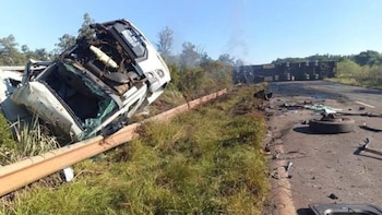 Choque múltiple y tragedia en Corrientes: un muerto y dos heridos por el impacto entre dos camiones y un auto