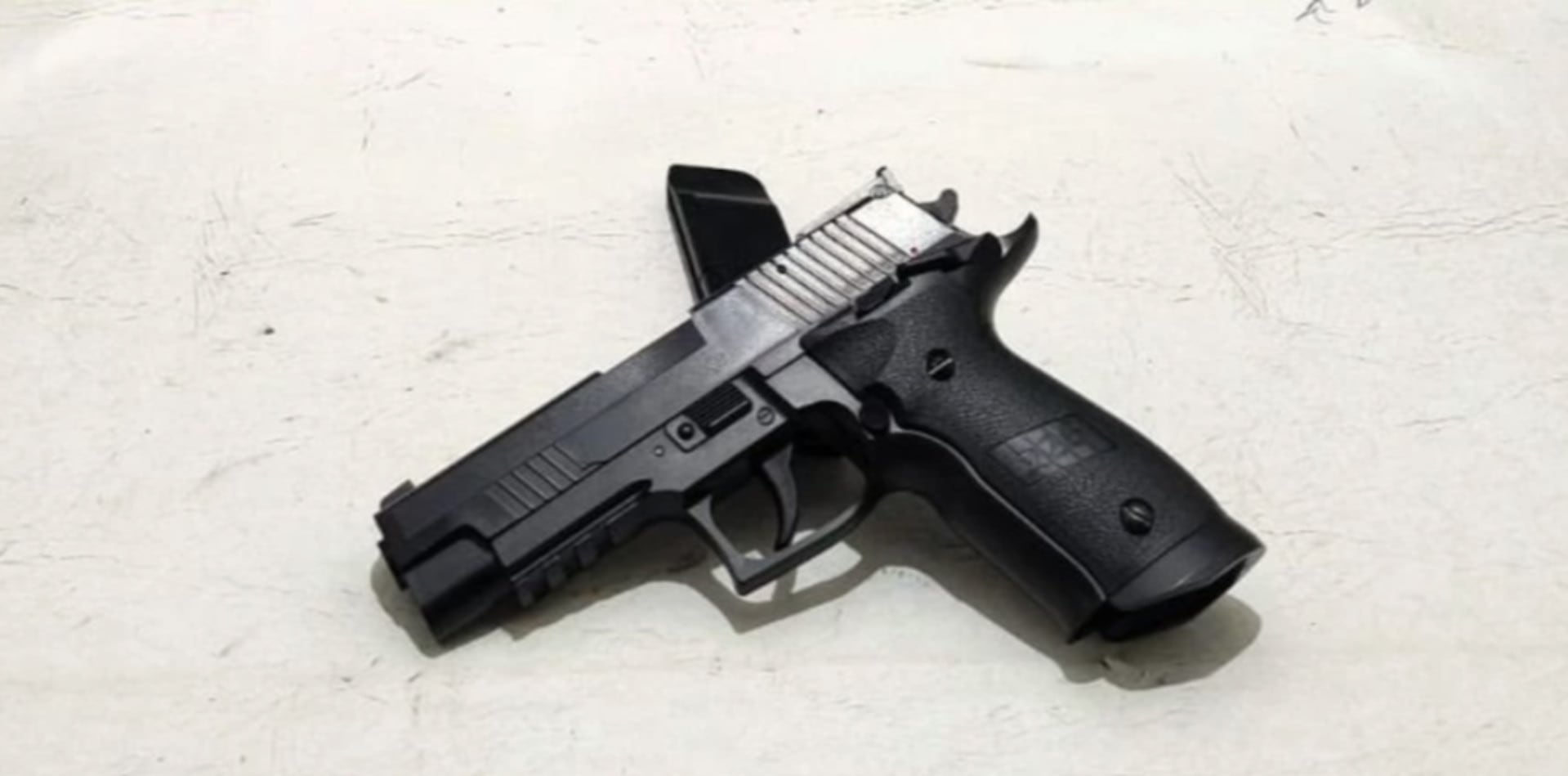 La pistola de aire comprimido utilizada por los adolescentes para robar a una jubilada fue secuestrada por la policía en Mar del Plata (0223)