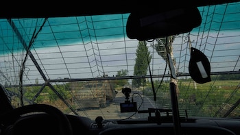 Un vehículo blindado circula por