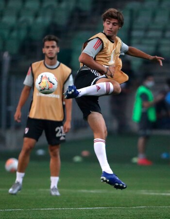 El jugador de River Santiago Sosa calienta el 12 de enero de 2021 en un partido de las semifinales de la Copa Libertadores entre Palmeiras y River Plate en el estadio Allianz Parque en Sao Paulo (Brasil). EFE/Amanda Perobelli/Archivo