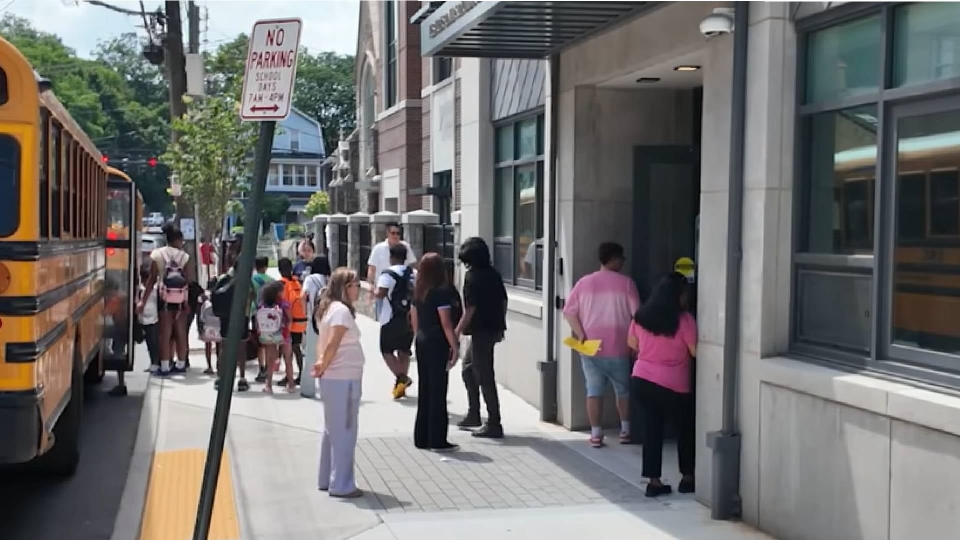 Niño muere atragantado en una escuela de Nueva York y investigan un posible reto viral