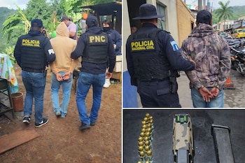 Dos hombres esposados son escoltados por agentes de la Policía Nacional Civil. Una pistola de camuflaje, un cargador y balas sobre una superficie oscura.