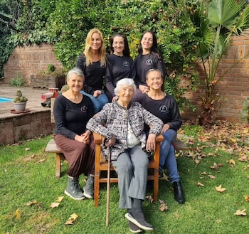 Evelyn Cordero deslumbra a los 100 años con su pasión inquebrantable por el ballet en Chile