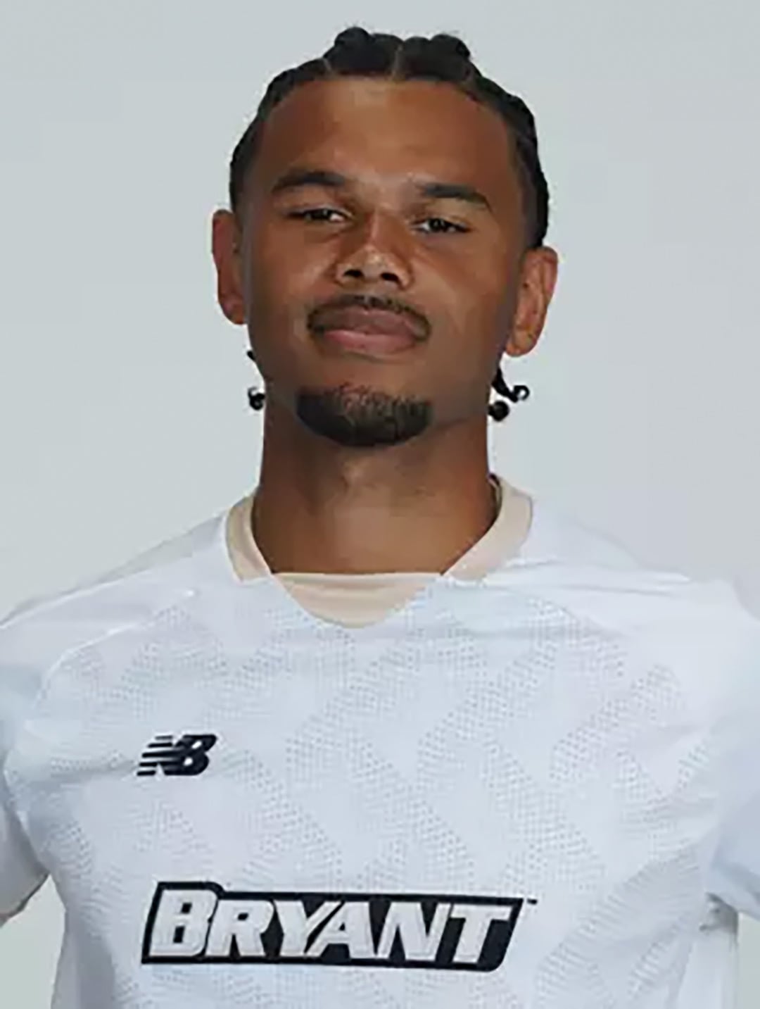 Abdel Talabi tiene 24 años y mide 1.88 de altura (Crédito: Universidad de Bryant)