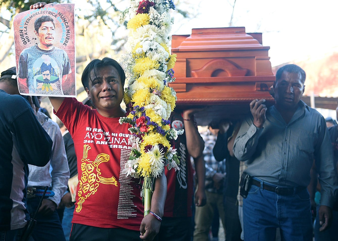 Imegen de archivo de familiares y amigos del activista Samir Flores, que trasladan sus restos al panteón comunitario de Amilcingo, municipio de Temoac en el estado de Morelos (México). EFE/Tony Rivera