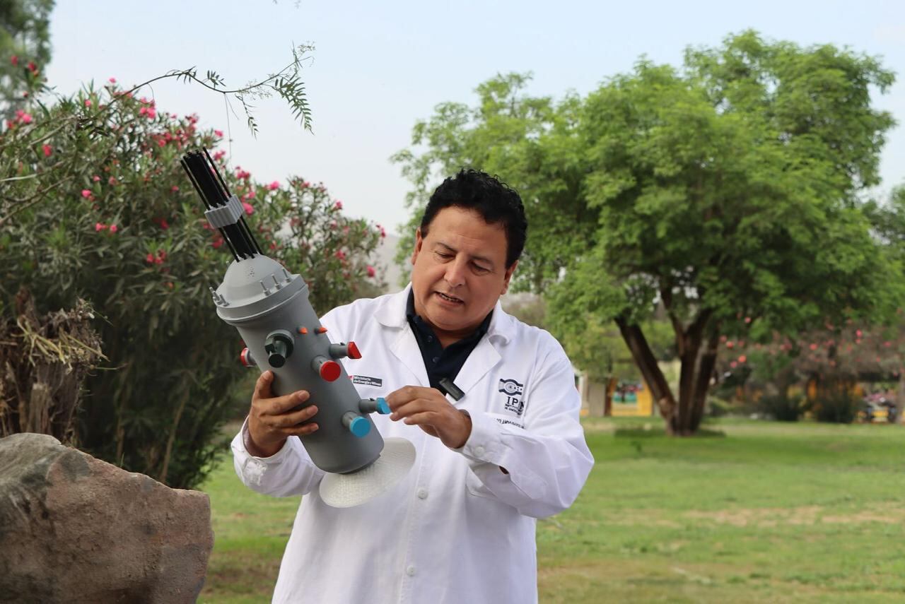 Rolando Páucar Jáuregui, presidente del IPEN, presenta un modelo de reactor modular pequeño (SMR) tras la aprobación de una ley que permitirá a Perú explorar la generación eléctrica nuclear. (IPEN)