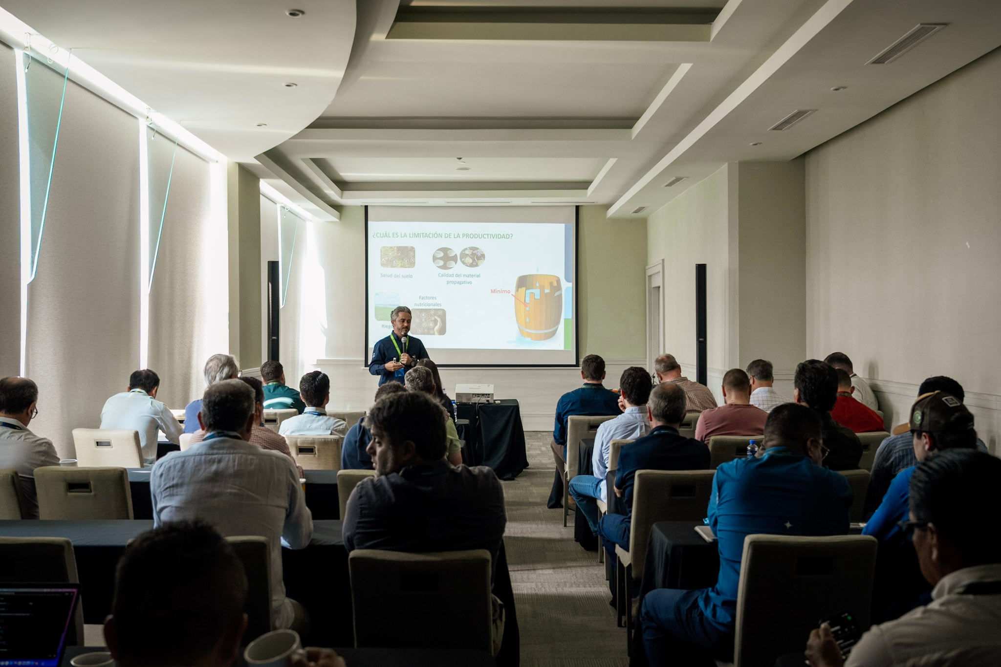 PepsiCo LATAM presentó soluciones tecnológicas para optimizar el manejo de cultivos y el uso eficiente de recursos. Productores latinoamericanos compartieron experiencias sobre agricultura regenerativa durante AgroUniversity LATAM 2026. Participantes del evento exploraron nuevas herramientas para impulsar la sostenibilidad agrícola en la región. La capacitación y la transferencia de conocimiento fortalecen la resiliencia de comunidades rurales latinoamericanas. (Cortesía PepsiCo)