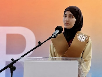 Khaoula Ikkene, graduada en Ingeniería Informática, durante su discurso de graduación (UIB)