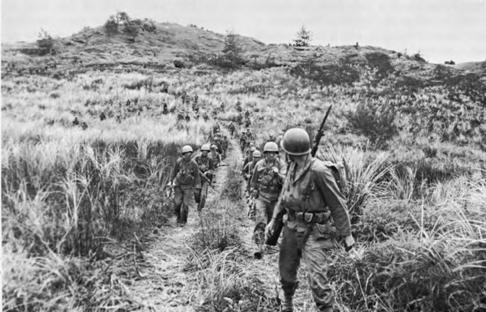 La historia de la sangrienta batalla que cambió la guerra del Pacífico y el japonés que tardó 28 años en rendirse
