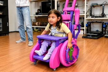 Mía (3 años) estrena su nueva silla de ruedas, adaptada a su tamaño y decorada a su gusto.