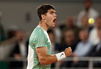 Carlos Alcaraz celebra un punto contra Tsitsipas (REUTERS/Benoit Tessier)