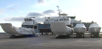 Una de las patrulleras, dos lanchas de desembarco y otras dos lanchas de menor eslora decomisadas en el carguero con destino de Libia