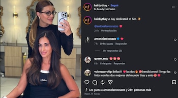 Antonela Roccuzzo y una estilista posan para un selfie en un salón. Antonela tiene el cabello largo y oscuro, y la estilista usa lentes y tiene el cabello recogido