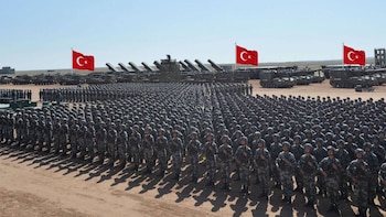 Israel enfrenta otra “amenaza estratégica inmediata”, tal como la calificó el Comité Nagel, encargado de formular recomendaciones al primer ministro. Se trata de la Turquía de Recep Tayyip Erdogan, impulsado por su visión neo-otomana de restauración de la antigua gloria imperial y su estrecha alianza ideológica con la Hermandad Musulmana