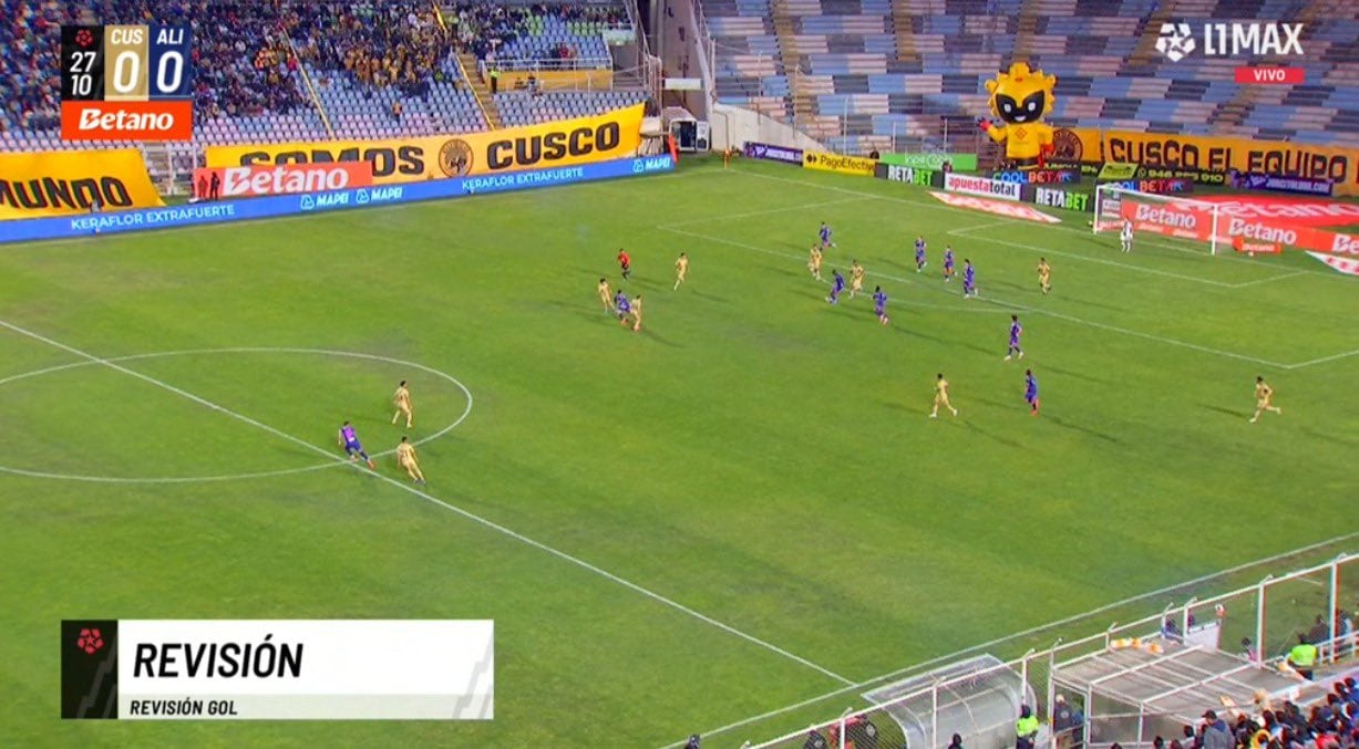 La imagen mostrada por el VAR para invalidar el gol de Kevin Quevedo ante Cusco FC. - captura: L1 MAX