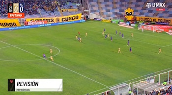 La imagen mostrada por el VAR para invalidar el gol de Kevin Quevedo ante Cusco FC. - captura: L1 MAX