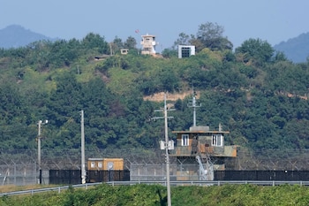 Un puesto de guardia militar norcoreano (arriba) y un puesto surcoreano (abajo) se observan cerca de la frontera con Corea del Norte, en Paju, Corea del Sur, el martes 29 de septiembre de 2026 (AP/Ahn Young-joon)