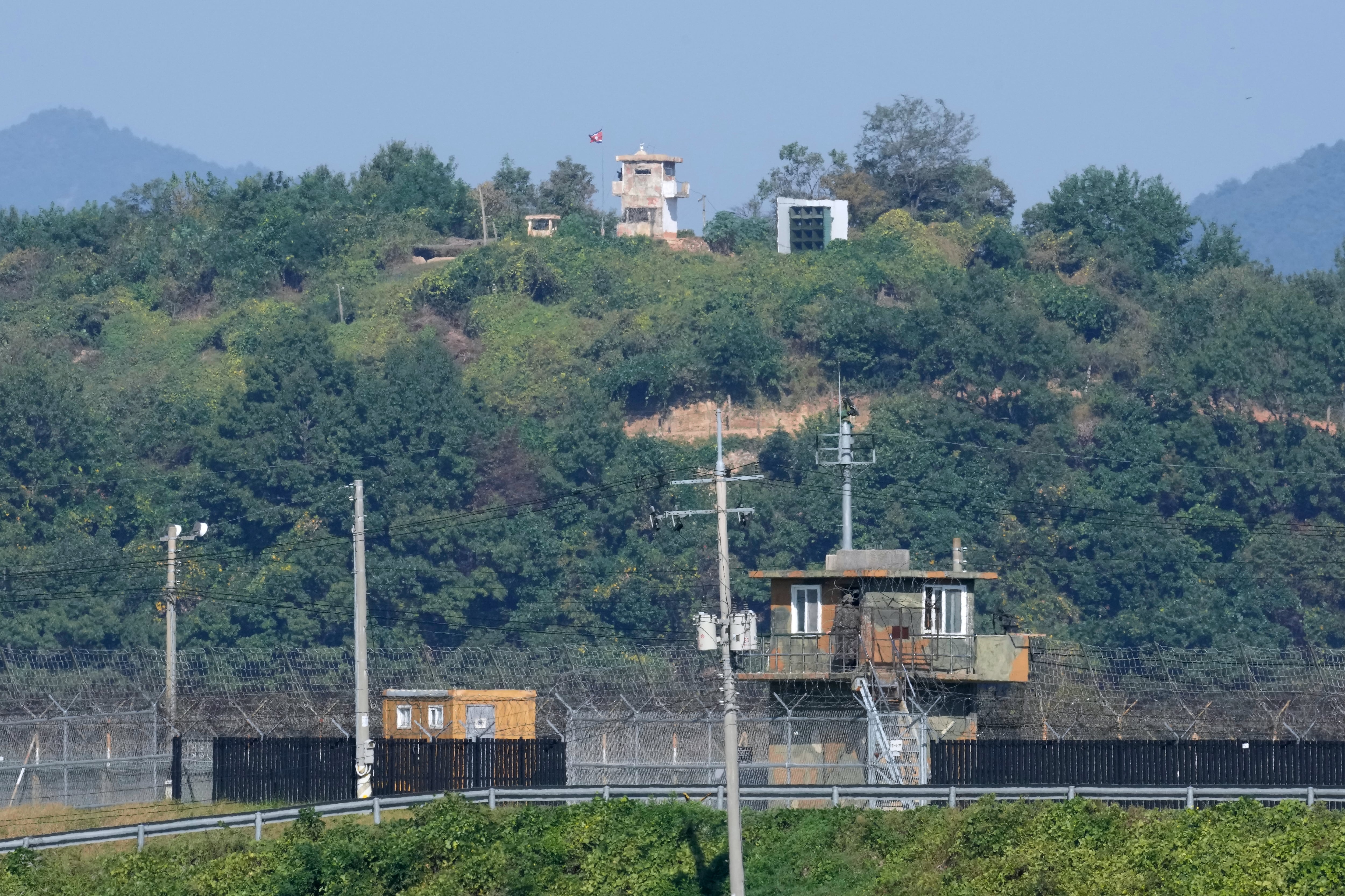 Un puesto de guardia militar norcoreano (arriba) y un puesto surcoreano (abajo) se observan cerca de la frontera con Corea del Norte, en Paju, Corea del Sur, el martes 29 de septiembre de 2026 (AP/Ahn Young-joon)