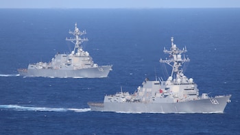 Dos buques de guerra de EEUU cruzaron el estrecho de Ormuz para iniciar la misión de desminado