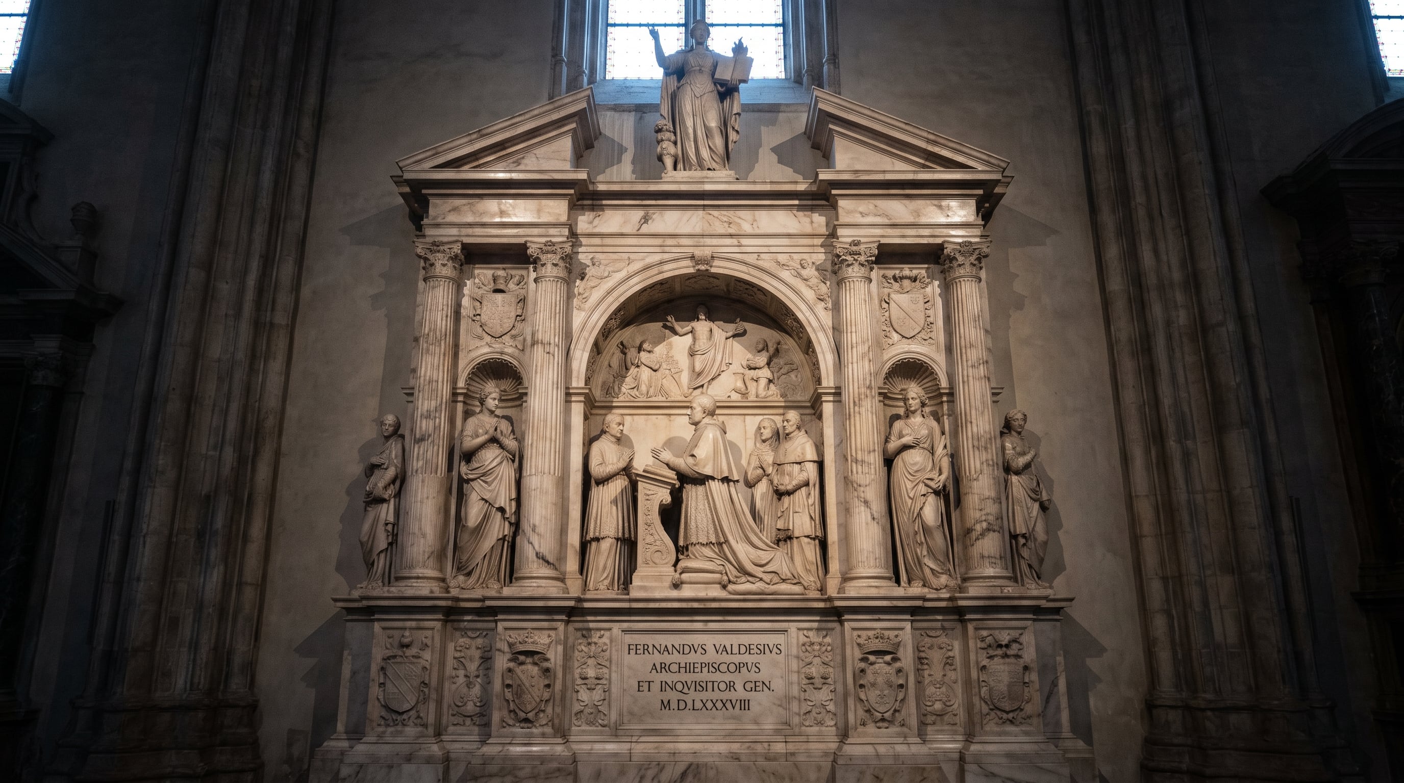 El mausoleo manierista de alabastro del arzobispo Fernando de Valdés alberga esculturas orantes y alegóricas del artista Pompeyo Leoni. (Imagen Ilustrativa Infobae)