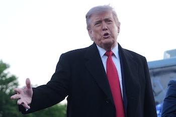 Los ataques iraníes ocurrieron horas después de que Trump afirmara que tres destructores estadounidenses cruzaron el estrecho de Ormuz bajo fuego iraní y que las fuerzas de Teherán sufrieron “graves daños” durante el enfrentamiento naval (AP)