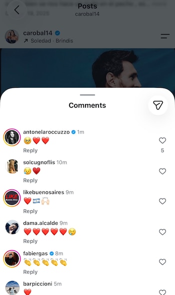 Captura de pantalla de comentarios en red social que muestra un mensaje con emoticones de la cuenta de antonelaroccuzzo