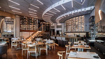 El bar de vinos en Madrid con más de 3.000 referencias que recibe el ‘Oscar’ del sector: un premio que solo tienen 99 restaurantes en el mundo