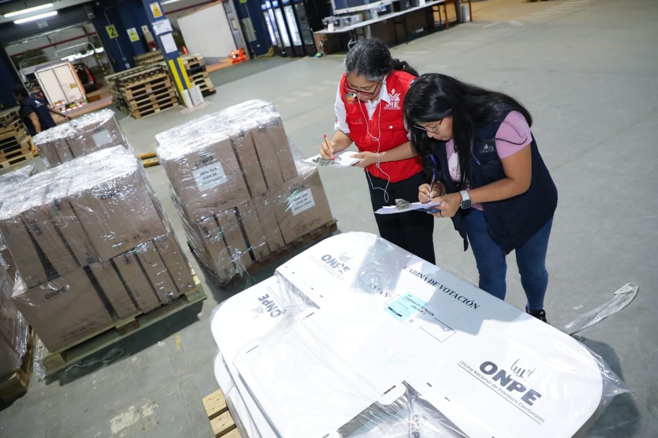 ONPE continúa con el conteo de votos en su local luego de una jornada llena de controversias y polémicas. ONPE
