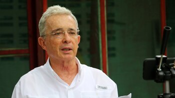 Uribe mantiene su libertad pero