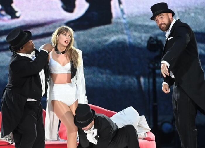 Taylor Swift junto a Travis Kelce en un concierto de la cantante. (Instagram)
