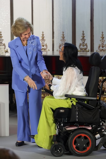 La reina Sofía entrega durante la entrega de premios