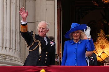 Los reyes Carlos III y Camila, saludando desde el balcón del Palacio de Buckingham. (Aaron Chown/REUTERS)