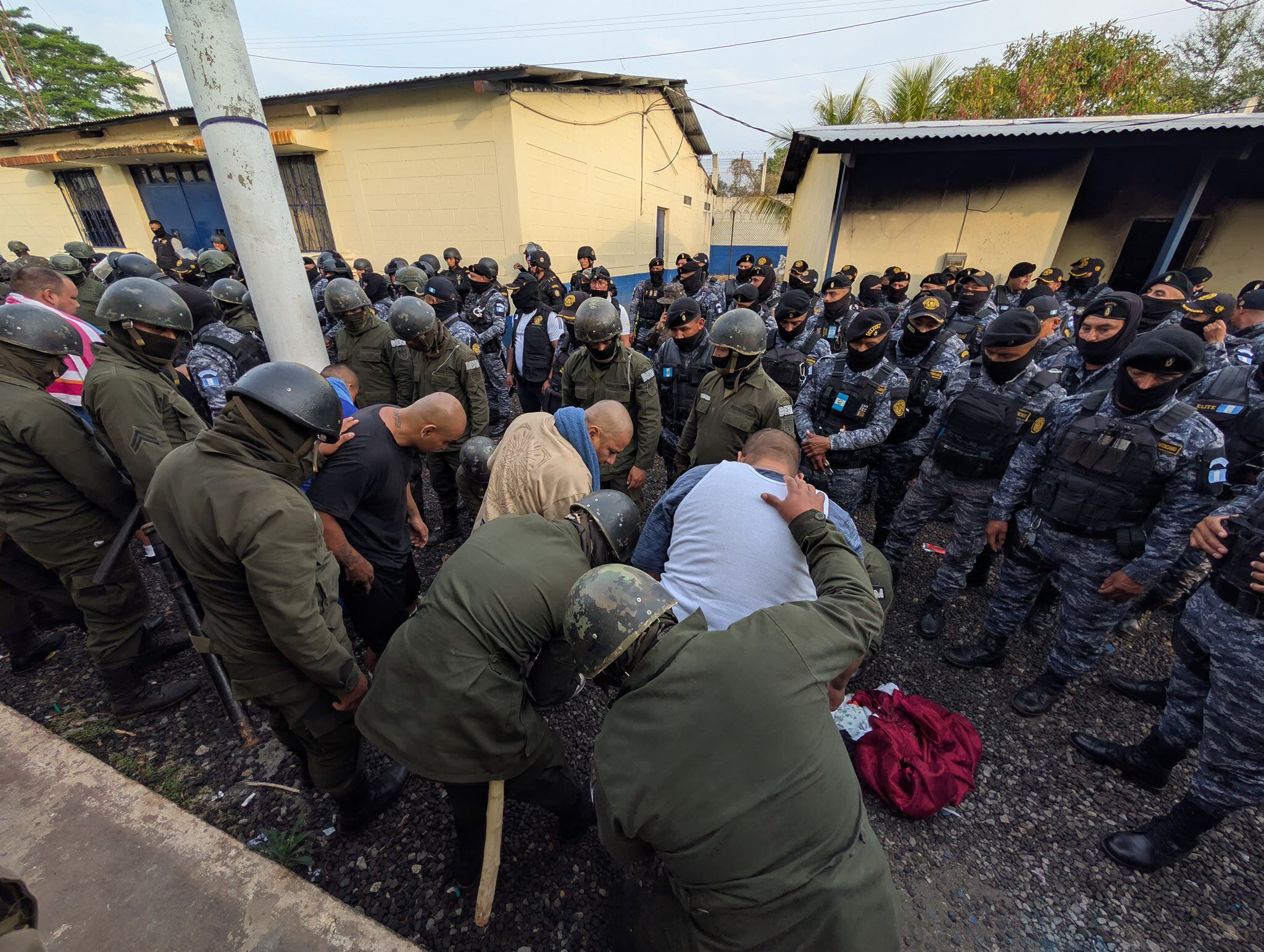 La estrategia de seguridad nacional incluye varios operativos semanales para prevenir delitos y detectar materiales prohibidos en centros penitenciarios. (Foto: Ejército de Guatemala)