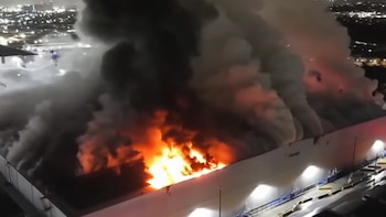 Autoridades piden permanecer en casa por el humo de un incendio que genera altos niveles de contaminación en Los Ángeles