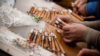 Las palilleiras de Camariñas, las mujeres que han conseguido que una tradición centenaria esté muy viva: “Ahora mismo estamos trabajando para Pull&Bear y para Zara. Estamos a tope”