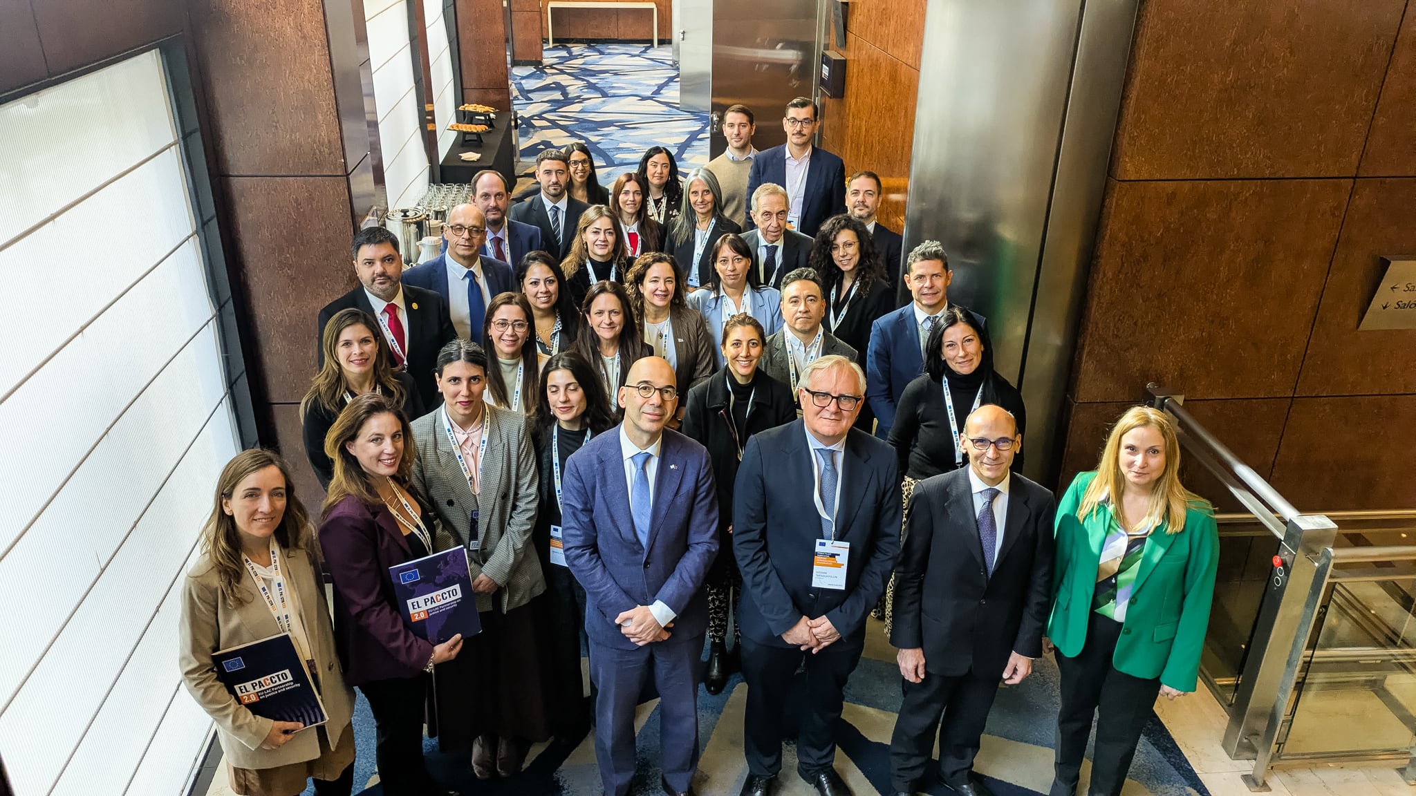 Los participantes del primer taller subregional anticorrupción del programa europeo EL PAcCTO 2.0, con representantes de Argentina, Chile, Paraguay y Uruguay. Busia y Tartaglia Polcini (segundo y tercero desde la derecha) lo encabezaron (Gentileza El PAcCTO 2.0 e IILA)