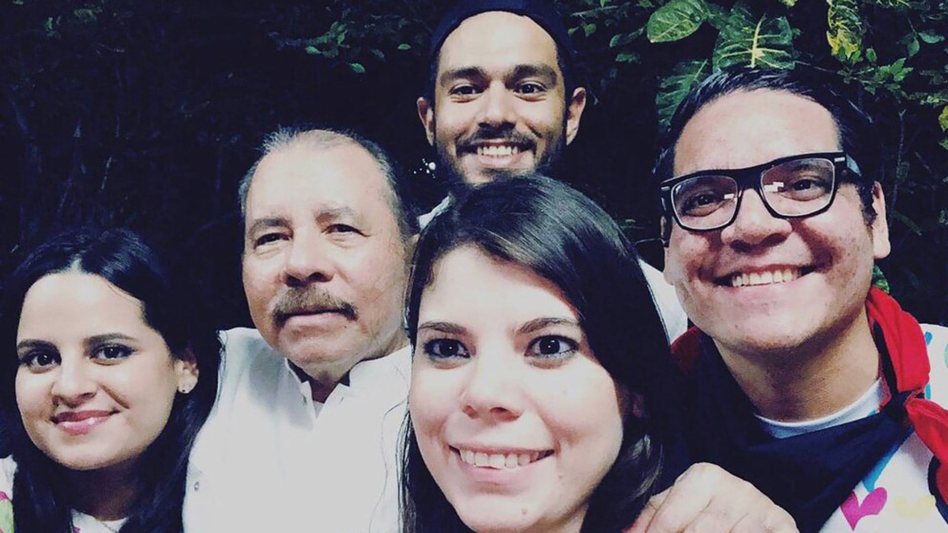 Daniel Ortega junto a sus hijos e hijas