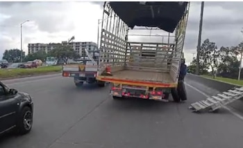 Camión varado en la Av. Cali con Av. El Dorado, sentido norte-sur - crédito @BogotaTransito / X