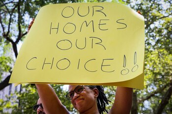 Personas protestan contra ley ley
