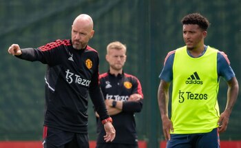 Jadon Sancho recibiendo indicaciones de