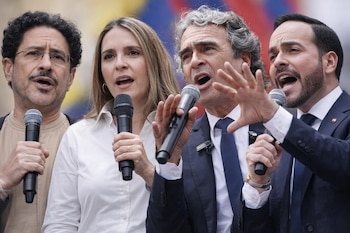 Cuatro personas, incluyendo a Iván Cepeda, Paloma Valencia, Sergio Fajardo y Abelardo De la Espriella, sostienen micrófonos y hablan.